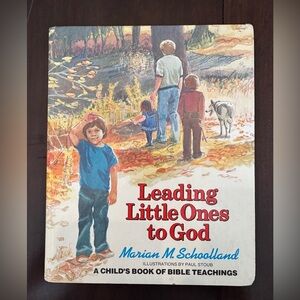 Leading Little Ones to God Book by Marian M. Schoolland. 1981 Vintage Hardcover